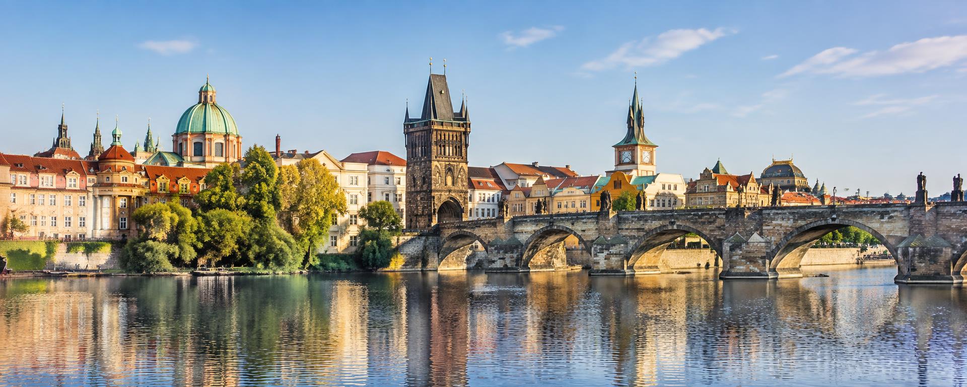 Slunečné panorama Karlova mostu a historického centra Prahy